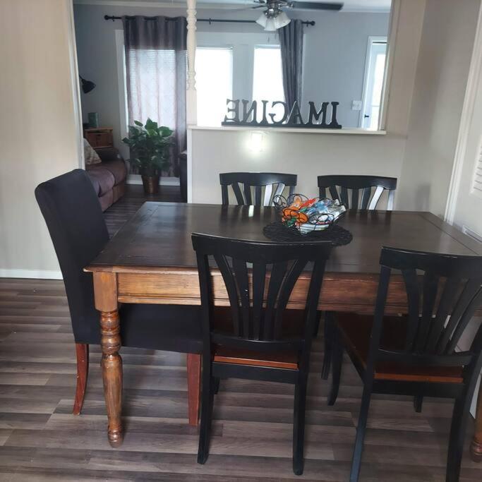 Cheerful 3 Bedroom House. Great Location Colorado Springs Bagian luar foto